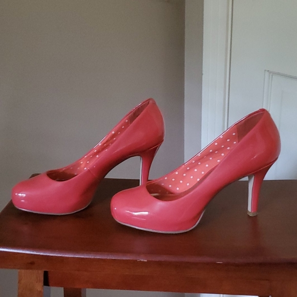 Madden Girl Shoes - EUC! Madden Girl coral colored heels, size 6